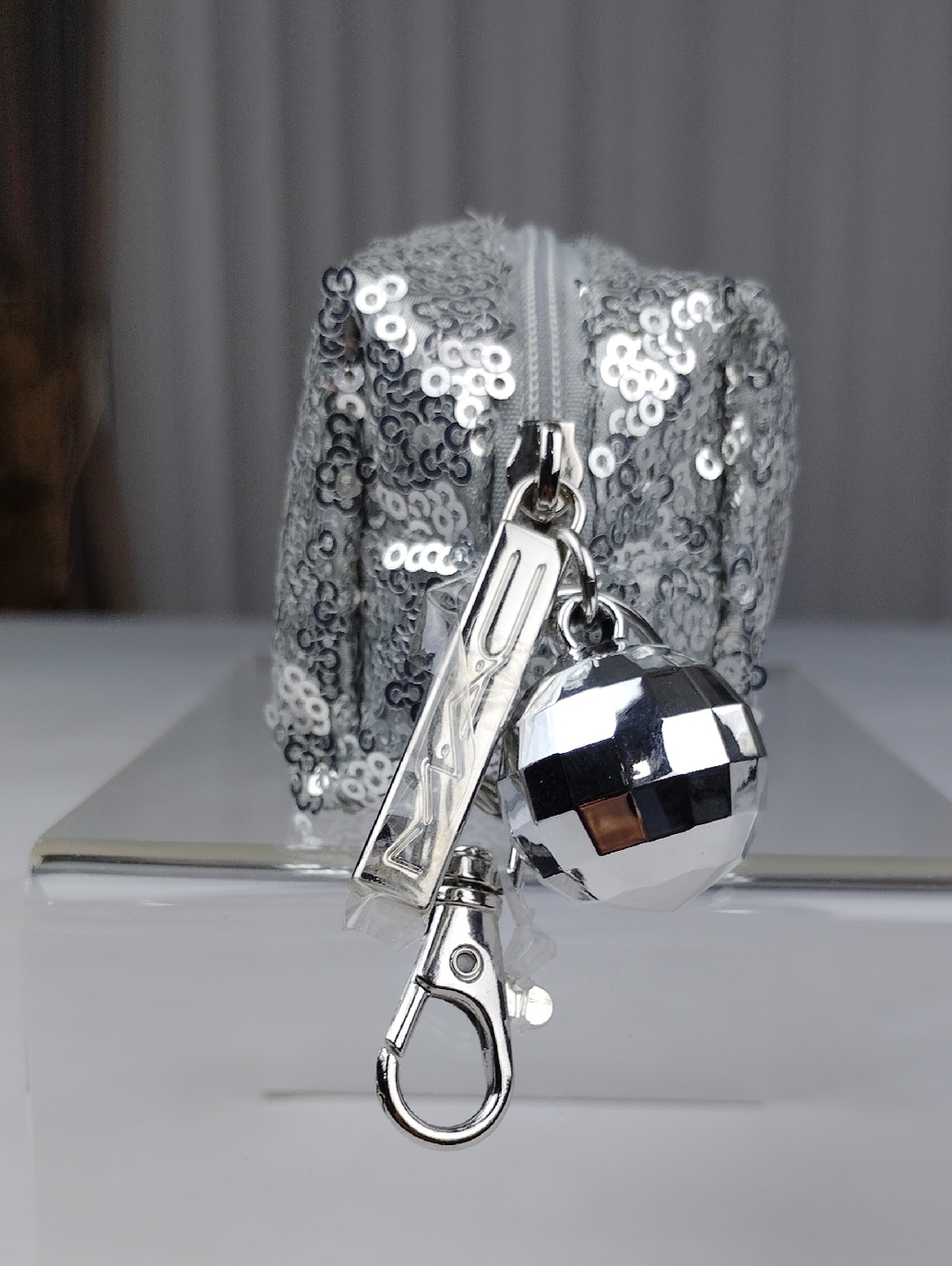 Mac Small Cosmetics Bag With Key Chain. - Picture 5 of 9